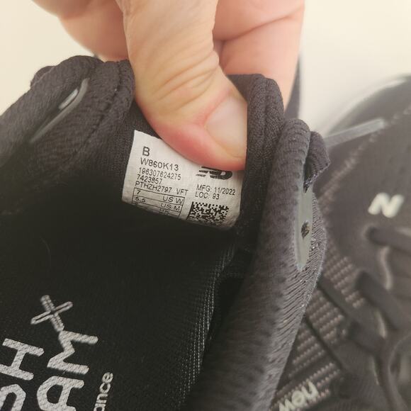 New Balance Women's W860V13 Running Shoe, Black/White/Castlerock, 7 - Picture 7 of 8